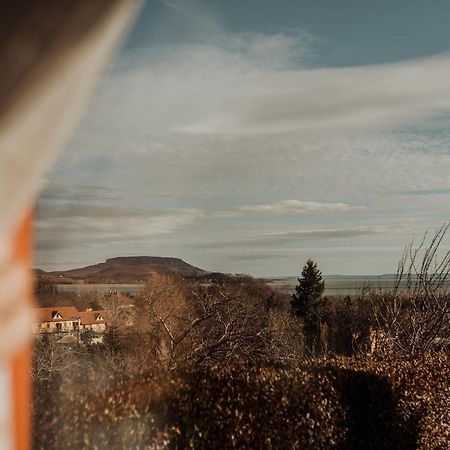 Mandulas Kabin A Kishaz Dezsaval Es Kilatassal A Balatonra Balatongyörök Exterior foto