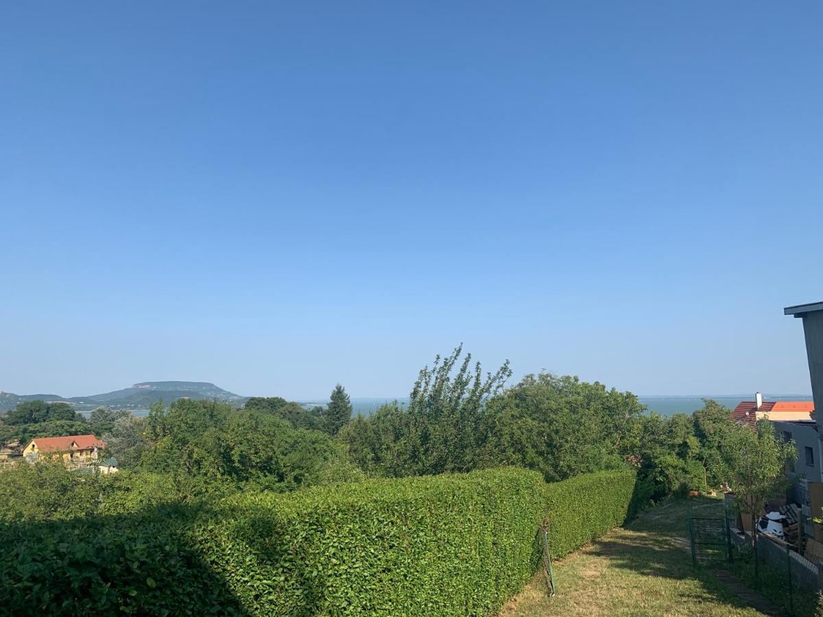 Mandulas Kabin A Kishaz Dezsaval Es Kilatassal A Balatonra Balatongyörök Exterior foto