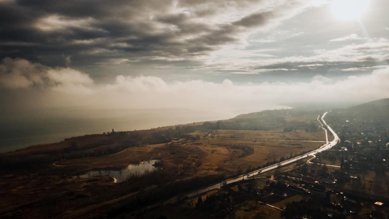 Mandulas Kabin A Kishaz Dezsaval Es Kilatassal A Balatonra Balatongyörök Exterior foto
