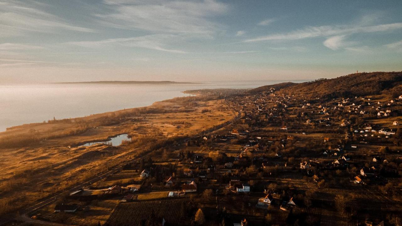 Mandulas Kabin A Kishaz Dezsaval Es Kilatassal A Balatonra Balatongyörök Exterior foto
