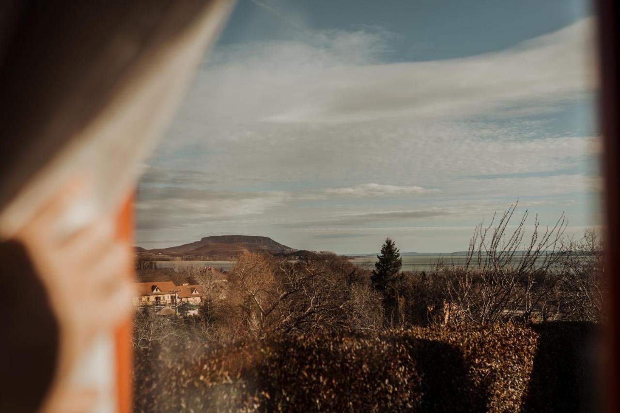 Mandulas Kabin A Kishaz Dezsaval Es Kilatassal A Balatonra Balatongyörök Exterior foto