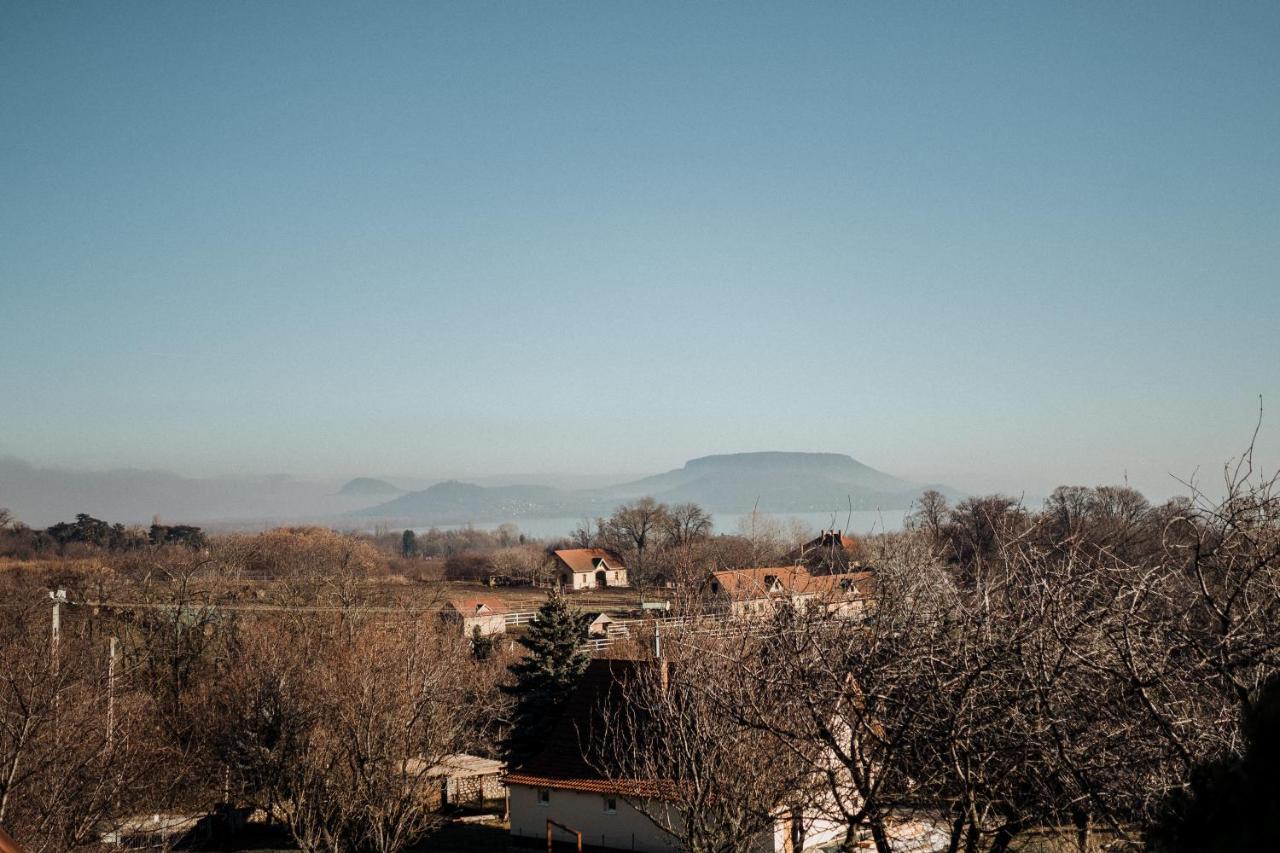 Mandulas Kabin A Kishaz Dezsaval Es Kilatassal A Balatonra Balatongyörök Exterior foto